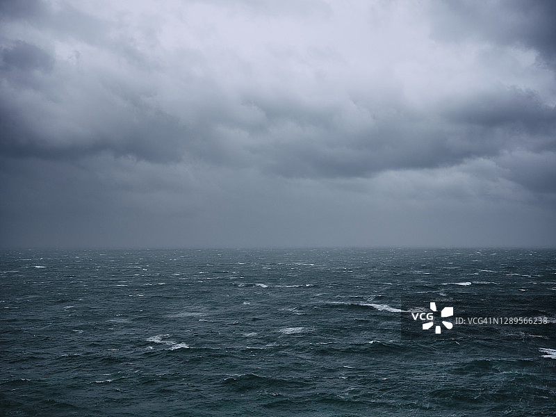 康沃尔郡纽基在狂风暴雨的秋日里海上的恶劣天气图片素材
