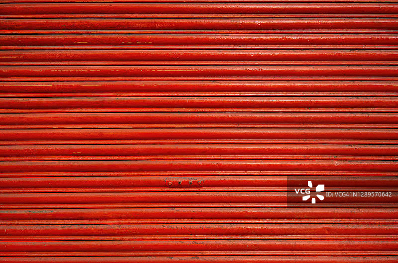 漆成橙色的金属卷帘门图片素材