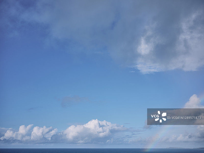 秋日晴朗，纽基海景与彩虹图片素材