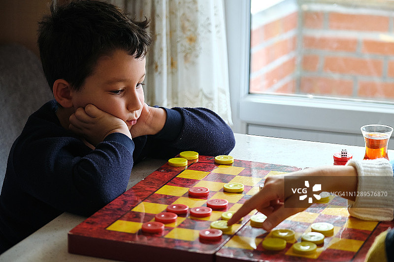 儿童和母亲玩跳棋游戏图片素材