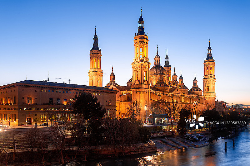 西班牙萨拉戈萨皮拉尔圣母圣殿的黄昏景色图片素材