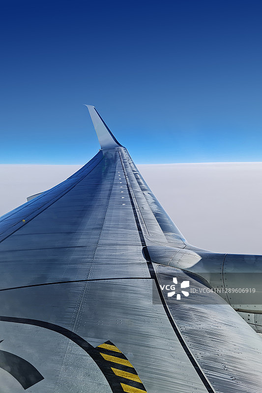 飞机机翼在云层之上飞行图片素材