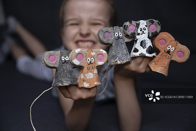 快乐的孩子玩自制老鼠指偶图片素材