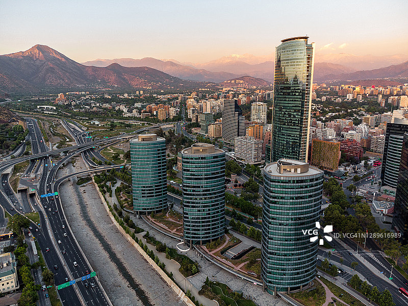 日落时分的智利圣地亚哥鸟瞰图片素材