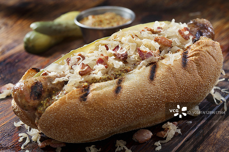 烤德式香肠配炒酸菜和脆培根图片素材