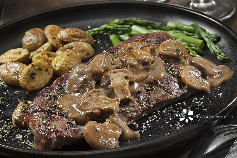 经典奶油蘑菇干邑牛排图片素材