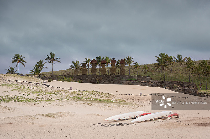复活节岛阿纳凯纳海滩上的独木舟和摩艾石像图片素材
