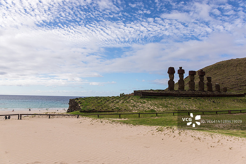 拉帕努伊岛阿纳凯纳海滩的阿胡瑙瑙及其七尊摩艾石像图片素材