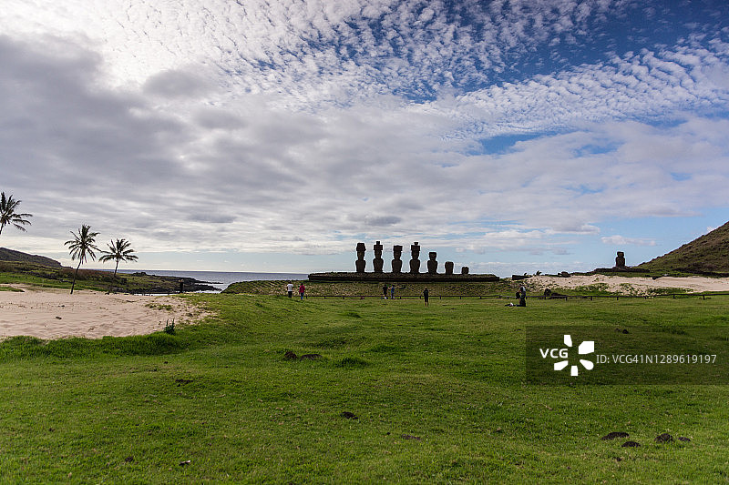 拉帕努伊岛阿纳凯纳海滩的毛埃石像图片素材