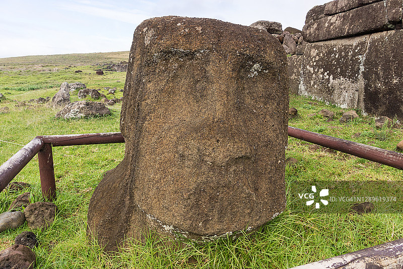 复活节岛阿胡维纳普埋藏的摩艾石像头部图片素材