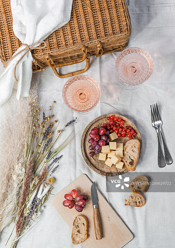 法式夏日野餐：玫瑰酒与奶酪图片素材