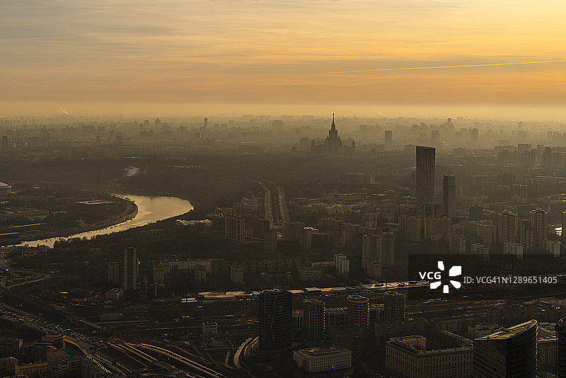 冬季日落时分的大城市天际线远景图片素材