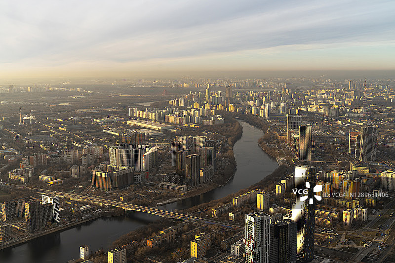 现代化大都市中的河流高角度景观图片素材