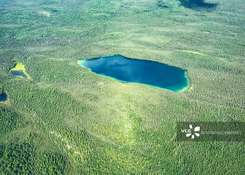阿拉斯加苔原上的湖泊图片素材