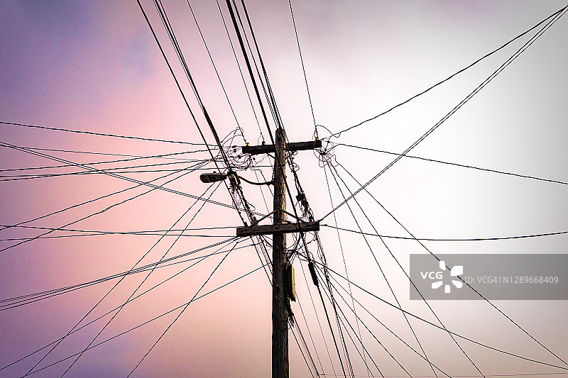 凌乱的电线和电线杆图片素材