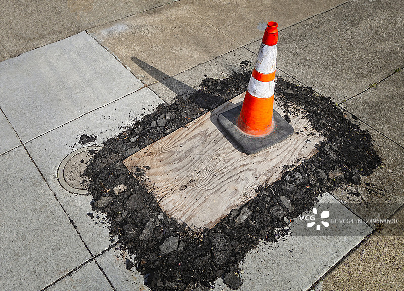 人行道上的橙色路锥图片素材