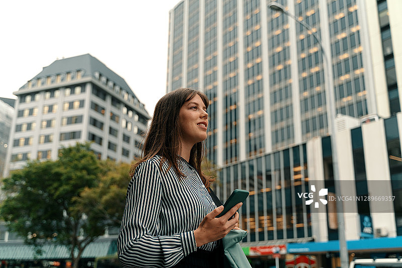 在新西兰商业区步行的年轻女商人图片素材