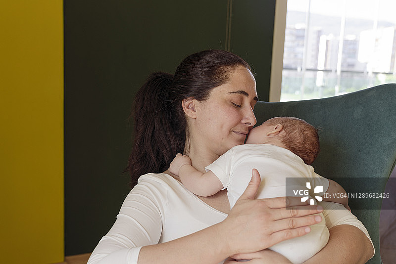 快乐的母亲抱着她的宝宝图片素材