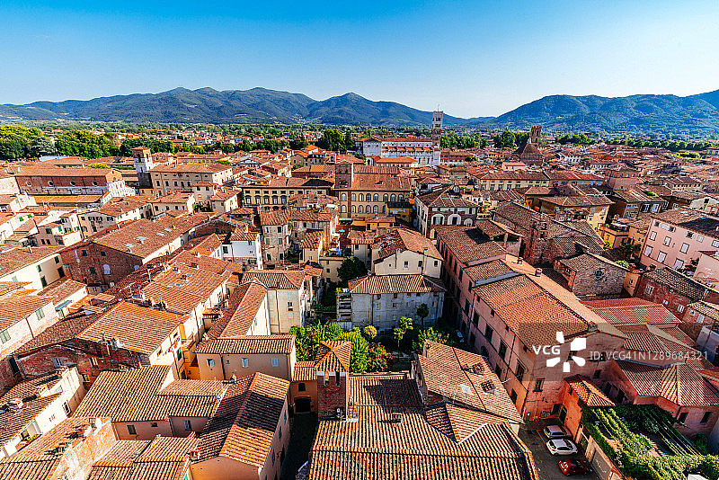 意大利托斯卡纳卢卡古城城市天际线的鸟瞰图图片素材