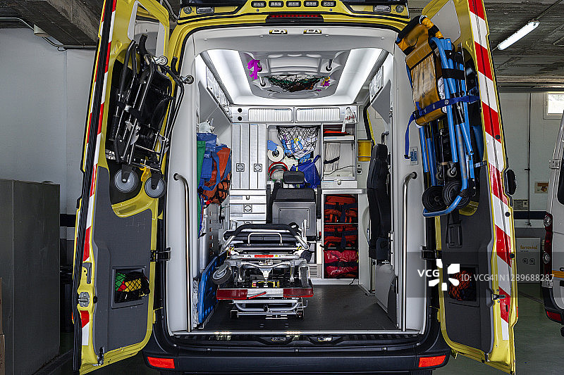 从空置救护车后门看到的内部，配备有稳定伤病员并将其送往医院的设备图片素材