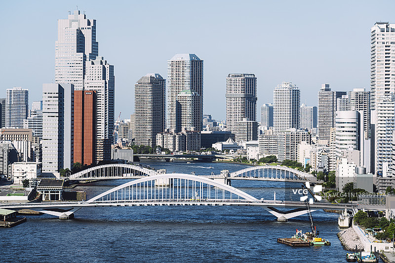 阳光明媚的东京海湾天际线图片素材