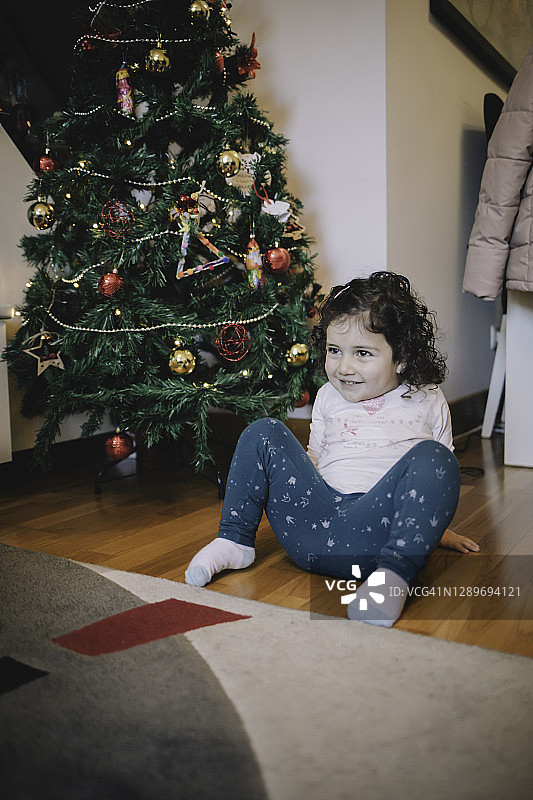 圣诞树旁笑容灿烂的女孩图片素材
