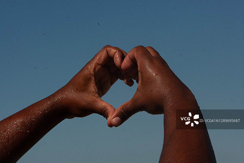 在空中用手做出心形图片素材