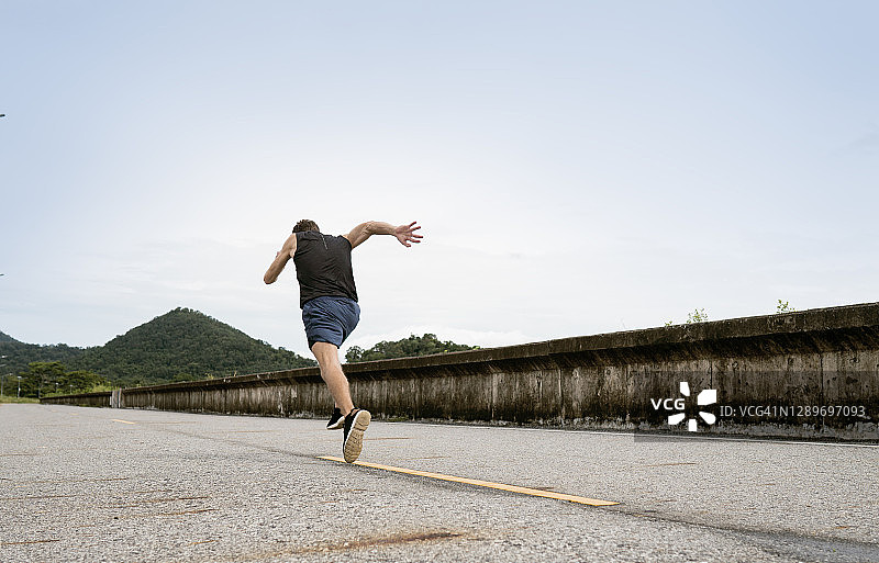跑步者准备起跑图片素材