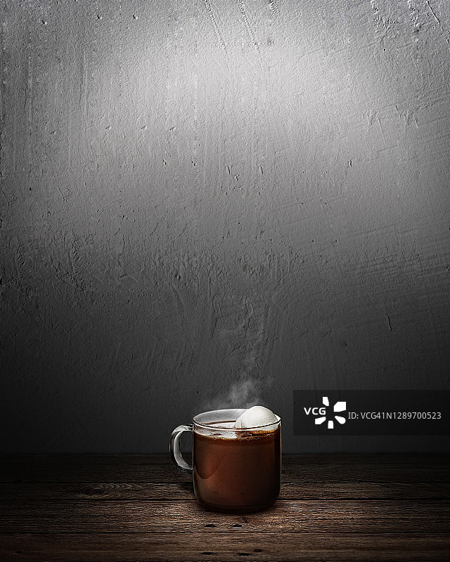热饮杯美食摄影：木桌上的棉花糖与浅色混凝土墙背景图片素材