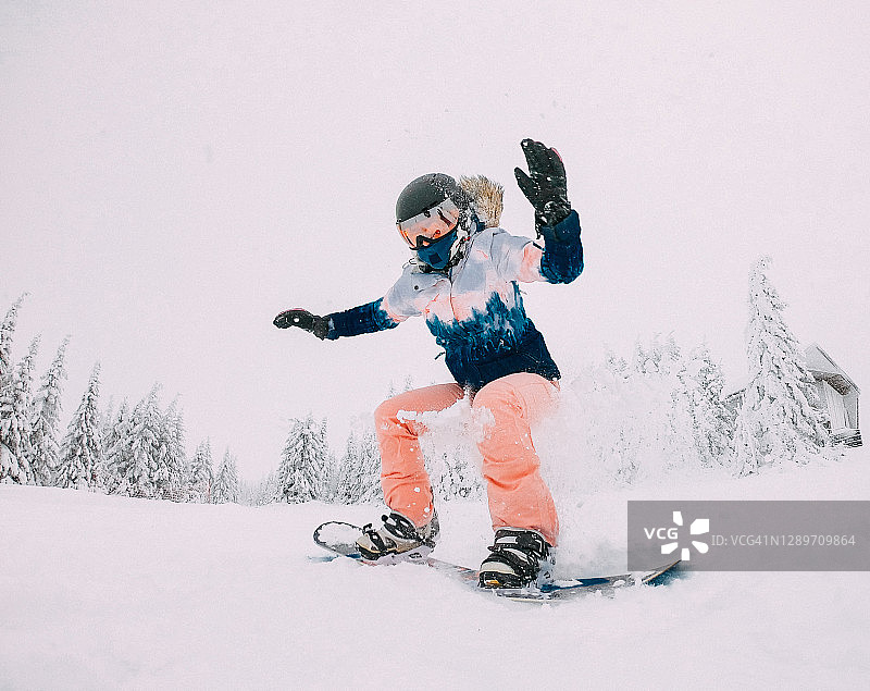 单板滑雪者腾跃与雪雾图片素材
