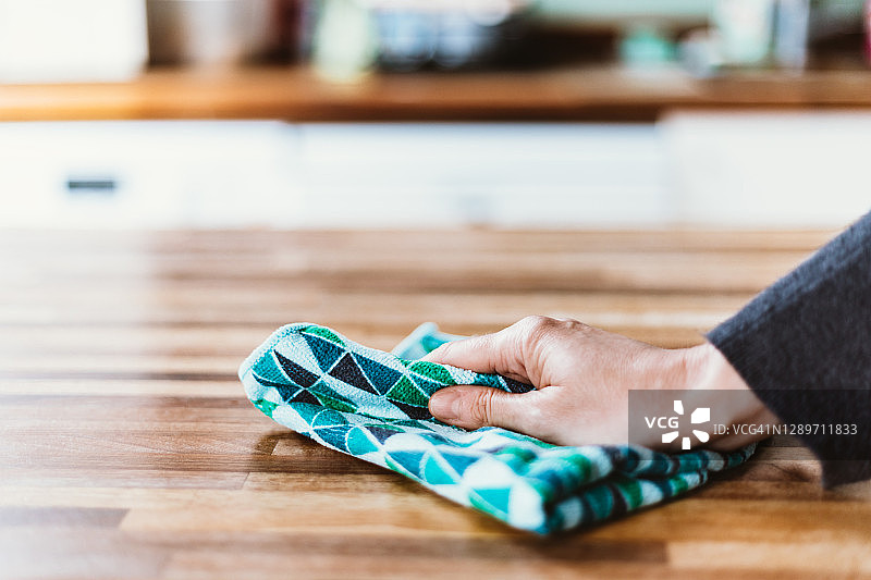 女子在家用清洁布清洁桌面特写图片素材
