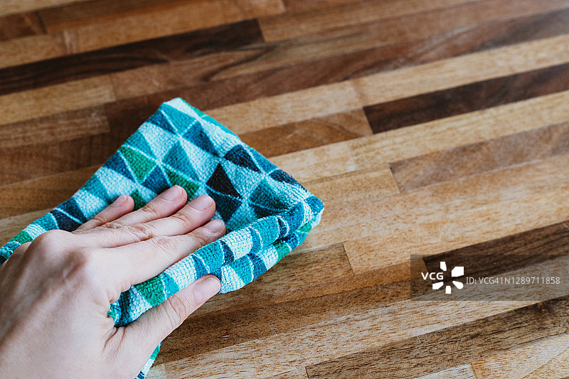 女子在家用清洁布清洁桌面特写图片素材