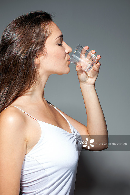 女人从玻璃杯里喝水图片素材