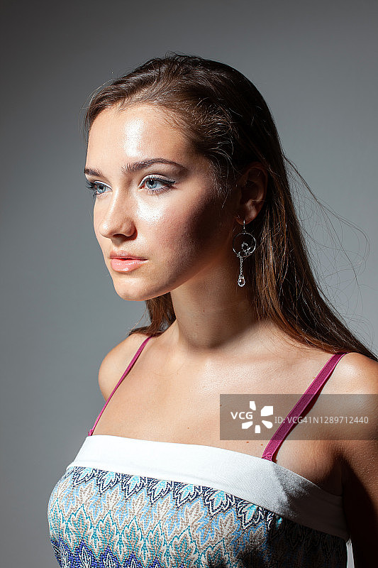 穿着睡裙的女人的肖像图片素材