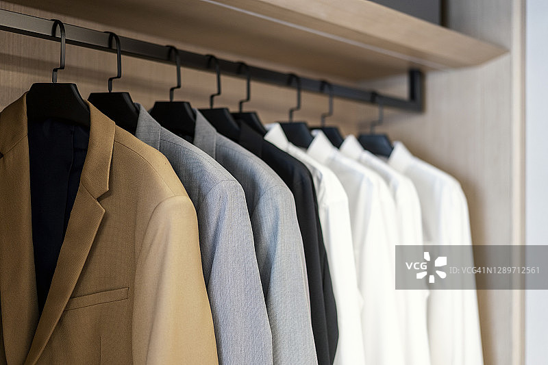 商店里挂在架子上的衣服特写图片素材