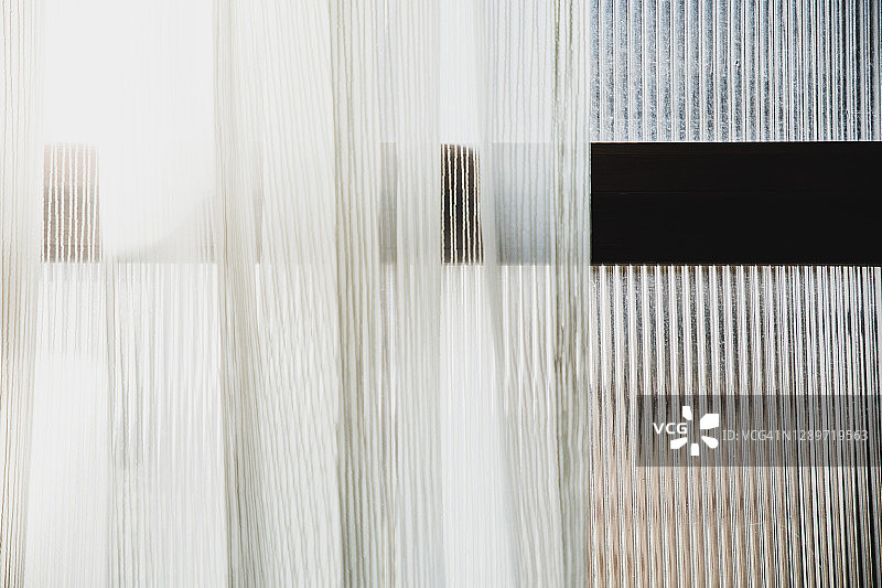 带有白色细布窗帘的窗户图片素材