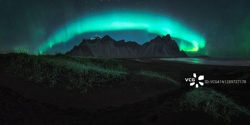 火山沙的夜景，背景是北极光图片素材