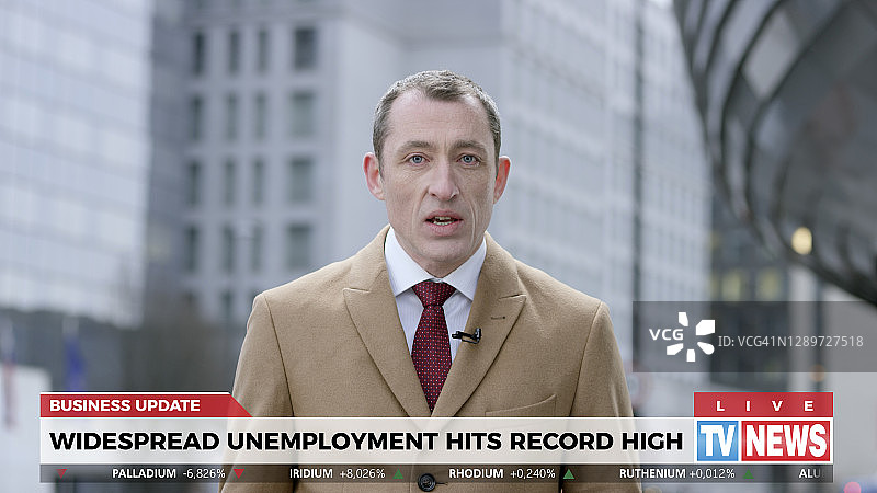 在城市街道直播的新闻记者图片素材