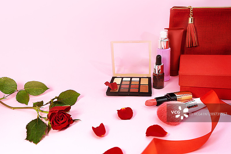 身体和面部护理化妆品和美容产品，配红玫瑰图片素材