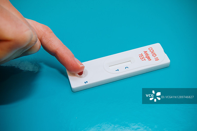 新冠疫苗和新冠快速检测试剂图片素材