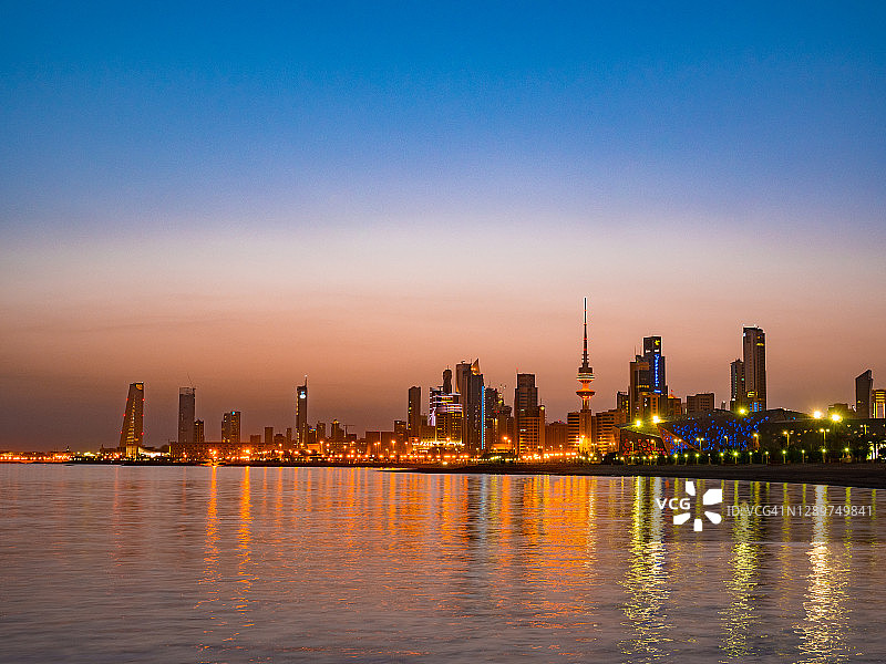 科威特科威特城Al Shuwaikh海岸的灯光天际线图片素材