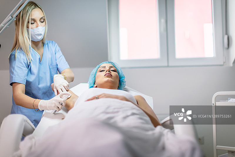 接受肉毒杆菌治疗的美丽女人们图片素材