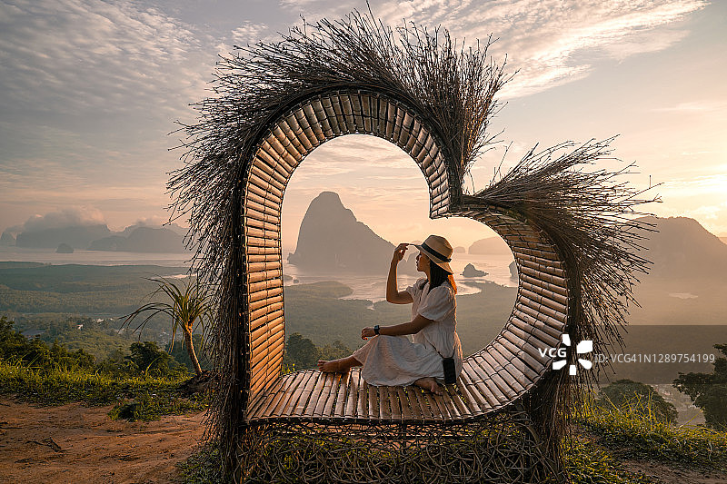 在泰国甲米府的Samet Nang She观景点的亚洲年轻女子图片素材