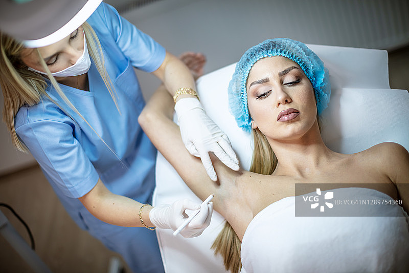 接受肉毒杆菌治疗的美丽女人们图片素材