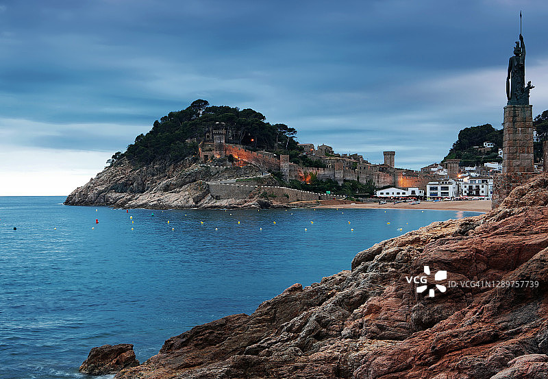 滨海托萨：历史悠久的堡垒和海滩（西班牙加泰罗尼亚）图片素材