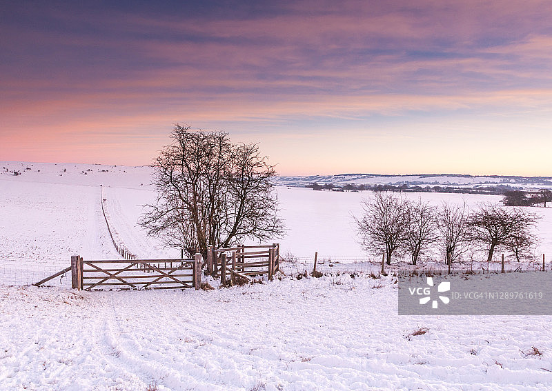 冬季的伊温荷烽火台图片素材