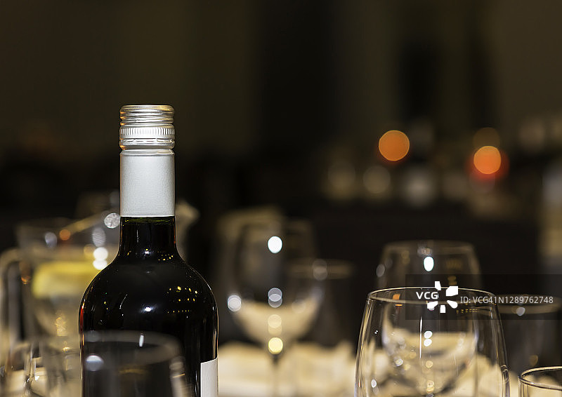 葡萄酒瓶和酒杯图片素材