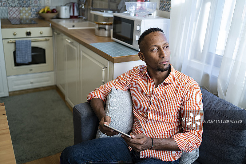 独自待在家里的焦虑男人图片素材