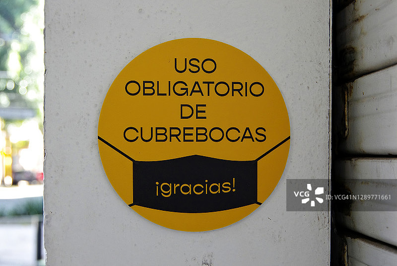 商店外墙上的西班牙语covid-19健康和安全标牌图片素材
