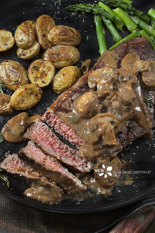 经典奶油蘑菇干邑牛排图片素材